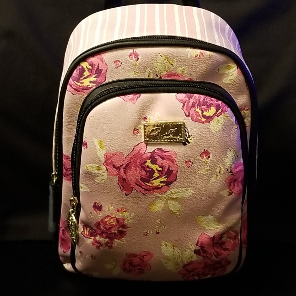 🌹Mini by Betsey